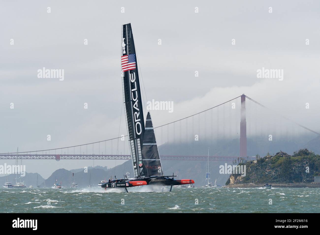 Defender Oracle Team USA in azione durante il giorno tre (giorno 3) della America's Cup in barca a vela al largo di San Francisco (Stati Uniti occidentali), 10 settembre 2013 - Foto : Christophe Favreau / DPPI - ETNZ ha vinto la quinta gara e Oracle ha utilizzato il suo scherzatore per rinviare la sesta gara - Golden Gate ponte in background Foto Stock