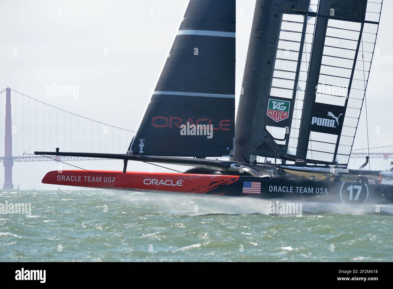 Defender Oracle Team USA in azione durante il giorno tre (giorno 3) della America's Cup che si allena da San Francisco (Stati Uniti occidentali), 10 settembre 2013 - Foto : Christophe Favreau / DPPI - ETNZ ha vinto la quinta gara e Oracle ha utilizzato il suo scherzatore per rimandare la sesta gara Foto Stock