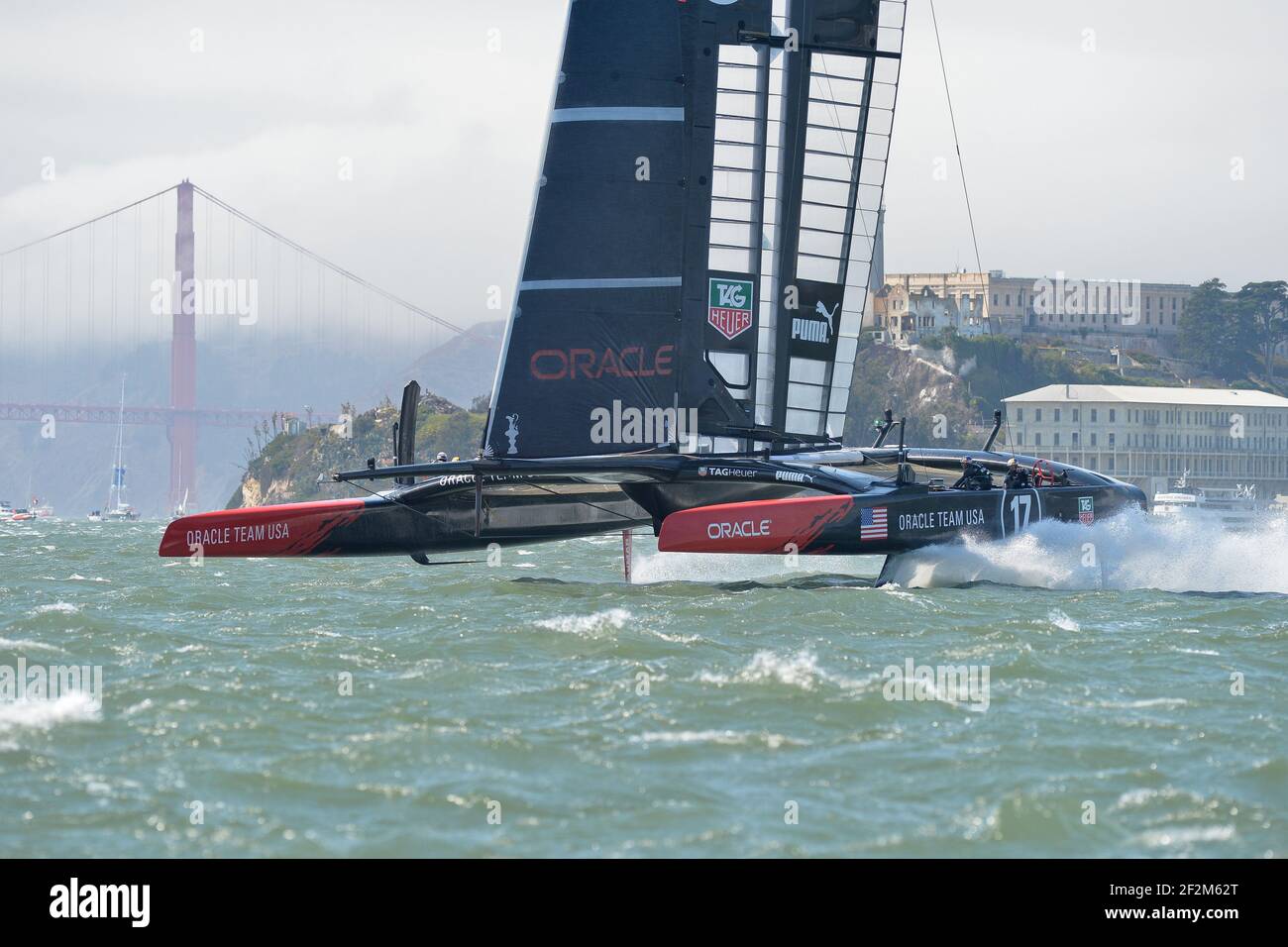 Defender Oracle Team USA in azione durante il giorno tre (giorno 3) della America's Cup in barca a vela al largo di San Francisco (Stati Uniti occidentali), 10 settembre 2013 - Foto : Christophe Favreau / DPPI - ETNZ ha vinto la quinta gara e Oracle ha utilizzato il suo scherzatore per rinviare la sesta gara - Alcatraz in background Foto Stock