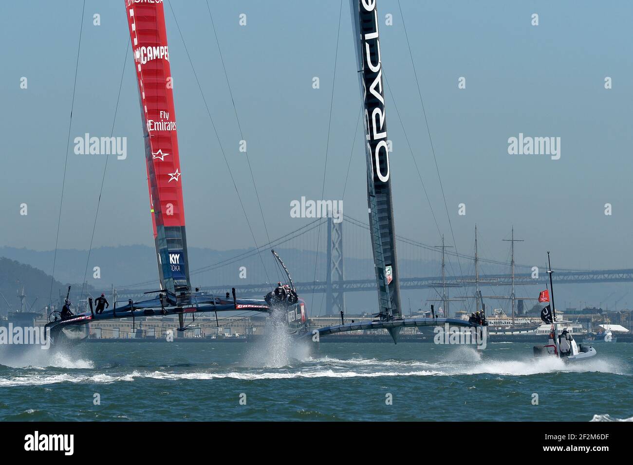 Defender Oracle Team USA guida Challenger Emirates Team Nuova Zelanda il giorno otto della America's Cup 34 a vela fuori San Francisco (Stati Uniti occidentali), 19 settembre 2013 - Foto : Christophe Favreau / DPPI - Foto Stock