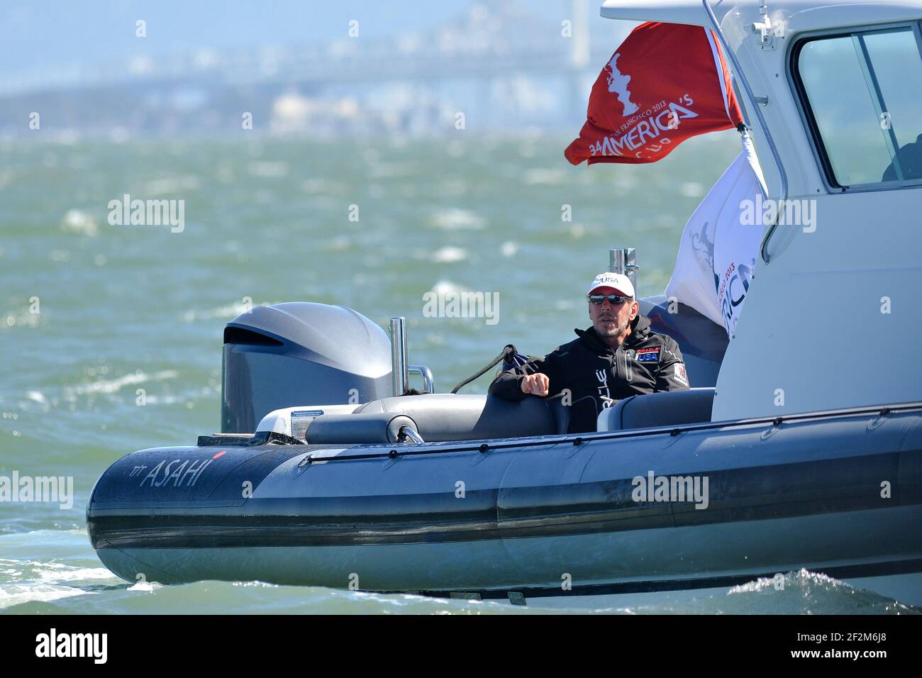 Larry Ellison (Defender Oracle Team proprietario USA) guardando nella sua barca a motore il sesto giorno della Coppa America 34 vela fuori San Francisco (Stati Uniti occidentali), 15 settembre 2013 - Foto : Christophe Favreau / DPPI - Foto Stock