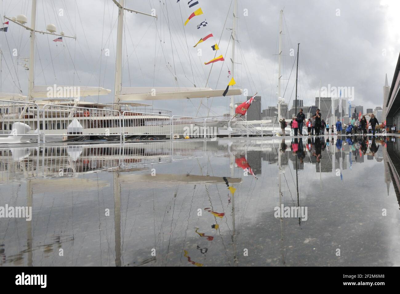 Ambiance girato su una giornata bagnata davanti al giorno dieci al parco America's Cup 34 a San Francisco (Stati Uniti occidentali), 21 settembre 2013 - Foto : Christophe Favreau / DPPI - Foto Stock