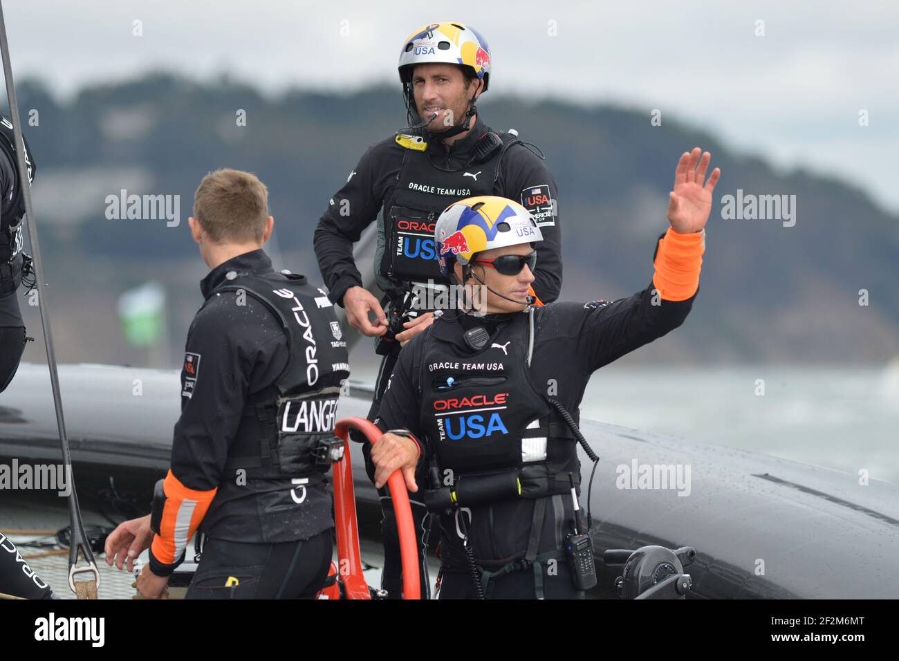 Celebration of James Spithill / Skipper of Defender Oracle Team USA dopo aver vinto il re-run di gara 13 alla America's Cup 34 a San Francisco (West USA), 20 settembre 2013 - Foto : Christophe Favreau / DPPI - ben Ainslie dietro di lui Foto Stock