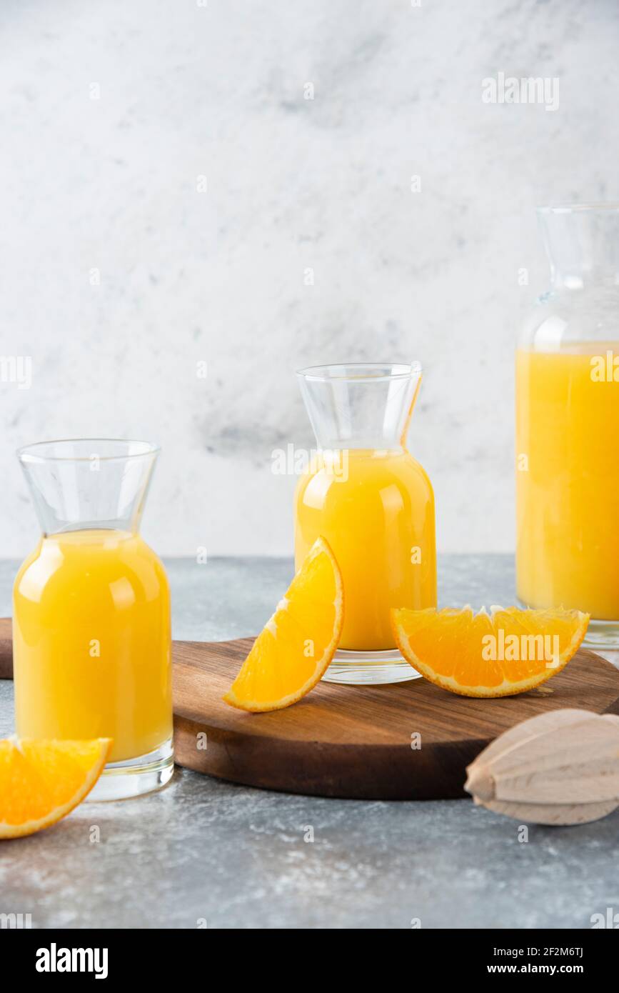 Caraffe di vetro di succo con fetta di frutta arancione Foto Stock