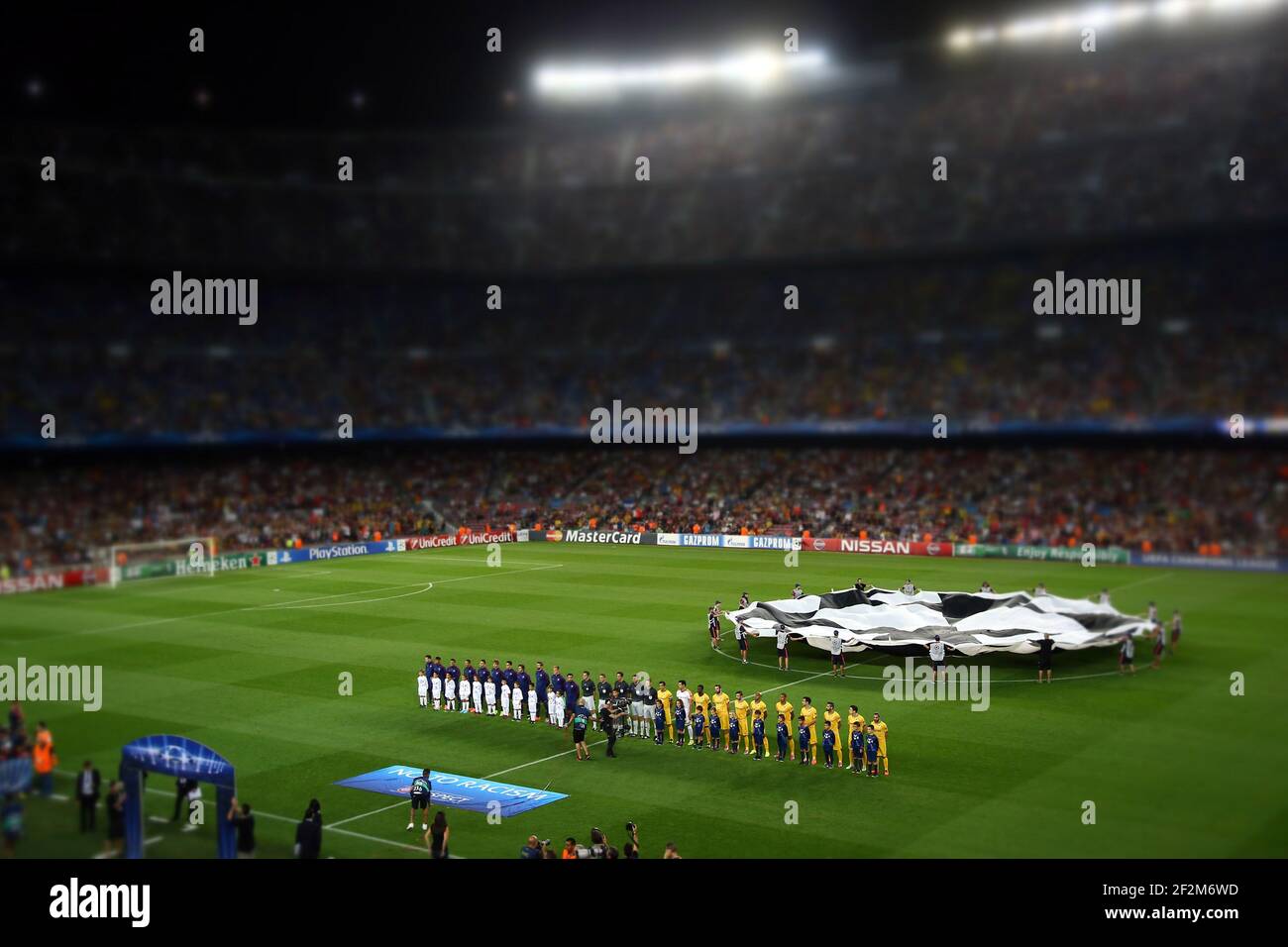 I giocatori si allineano prima della UEFA Champions League, Gruppo F, partita di calcio tra il FC Barcelona e l'Apoel FC il 17 settembre 2014 allo stadio Camp Nou di Barcellona, Spagna. Nota per gli editori: Questa immagine è stata elaborata utilizzando filtri digitali. Photo Manuel Blondau / AOP.Press / DPPI Foto Stock
