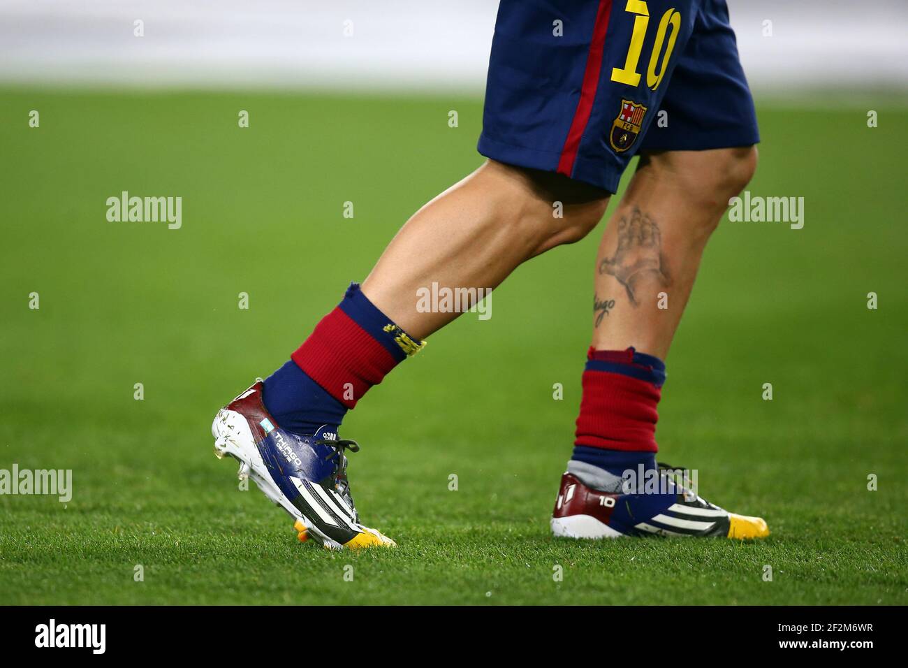 Lionel messi del FC Barcelona indossa scarpe personalizzate con il nome di  suo figlio Thiago durante la UEFA Champions League, Gruppo F, partita di  calcio tra il FC Barcelona e l'Apoel FC