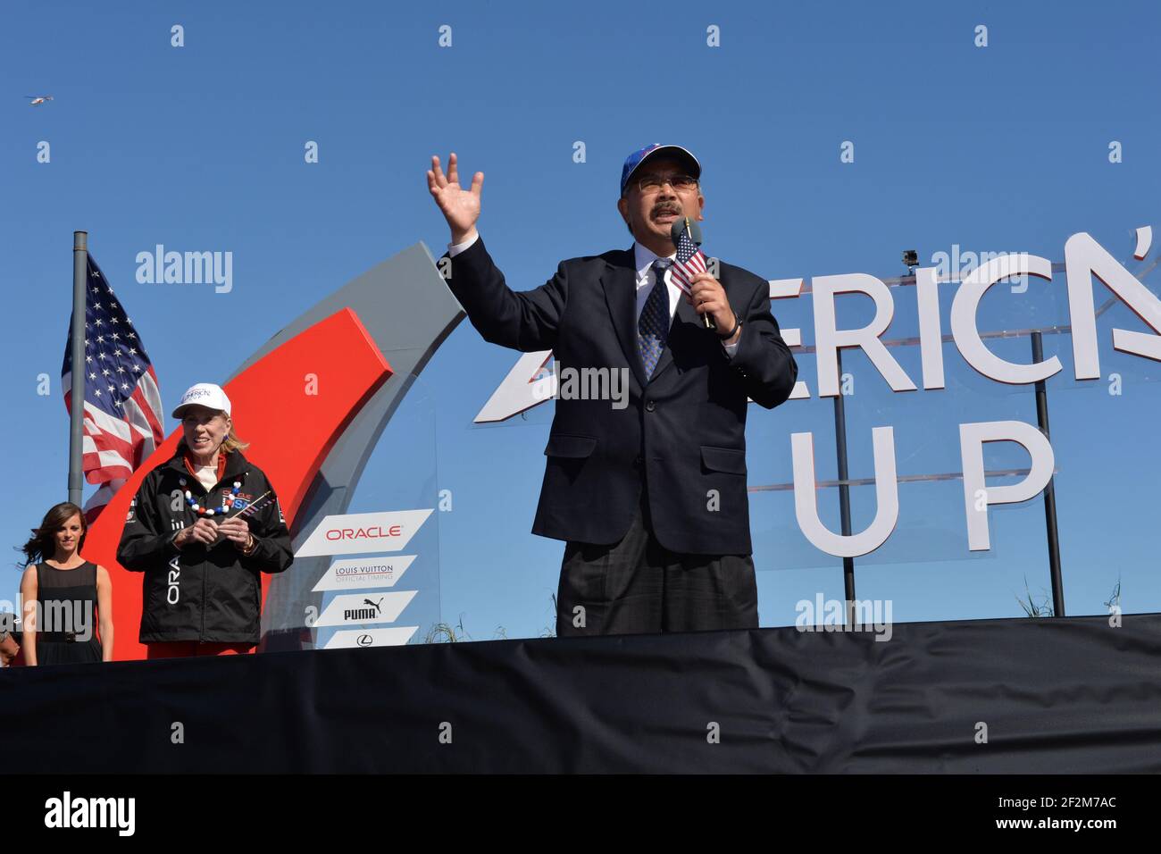 Ed Lee, sindaco della città fa un discorso dopo il Defender Oracle Team USA vince la coppa 9-8 contro Challenger Emirates Team New Zealand durante l'ultimo giorno della America's Cup 34 a San Francisco (West USA), 25 settembre 2013 - Foto : Christophe Favreau / DPPI - Foto Stock