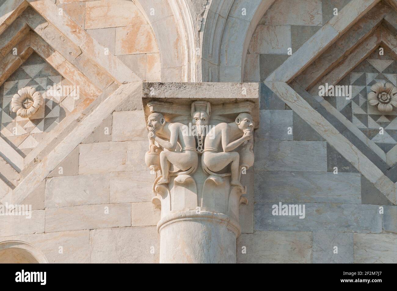Torre Pendente di Pisa: Particolare di una capitale raffigurante due demoni legati da una creatura mostruosa Foto Stock