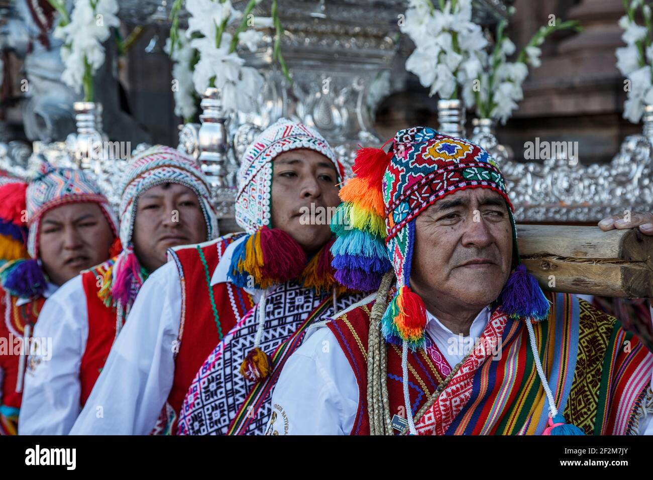 I facchini che trasportano la Virgen Natividad Real de Almudena (Royal Natività della Vergine di Almudena) galleggiante, Corpus Domini celebrazione, Cusco, Perù Foto Stock
