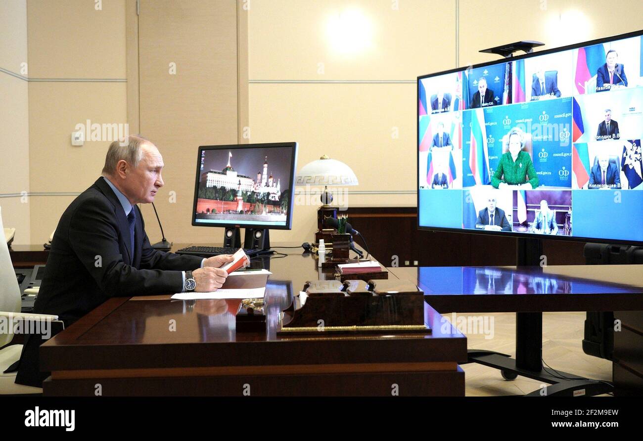 Novo Ogaryovo, Russia. 12 marzo 2021. Il presidente russo Vladimir Putin ospita una videoconferenza con i membri permanenti del Consiglio di sicurezza, dalla sua residenza ufficiale a Novo-Ogaryovo il 12 marzo 2021 fuori Mosca, Russia. Credit: Planetpix/Alamy Live News Foto Stock