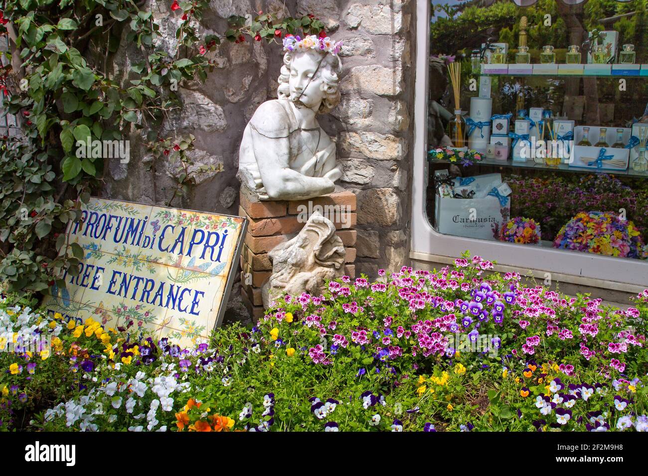 Isola di Capri, Tirreno, Italia-mai 19 2016: Fiori fioriscono fuori dal negozio di profumi Carthusia nella città di Capri Foto Stock