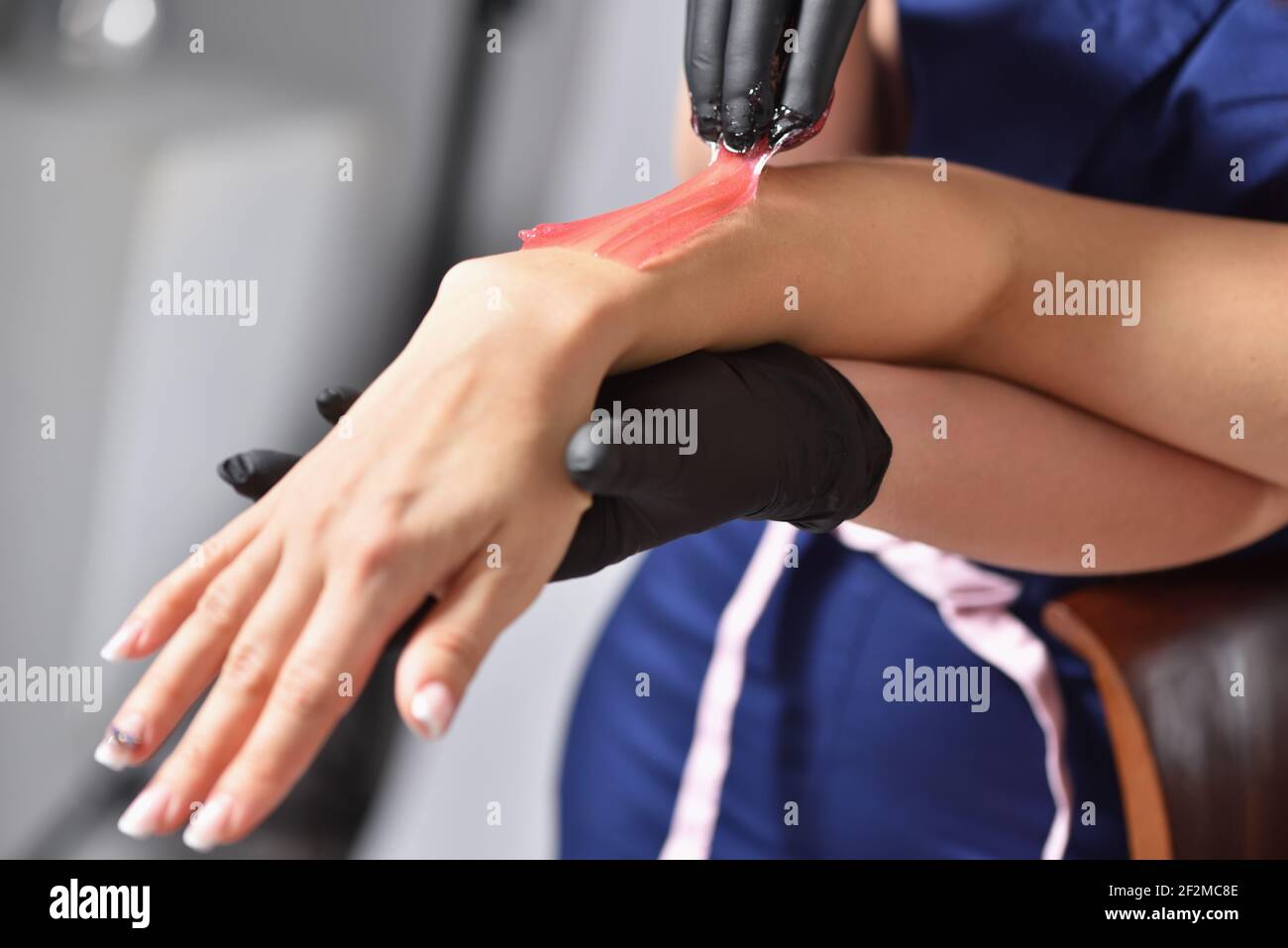Depilazione delle donne sulle mani, primo piano, concetto di cura del corpo Foto Stock