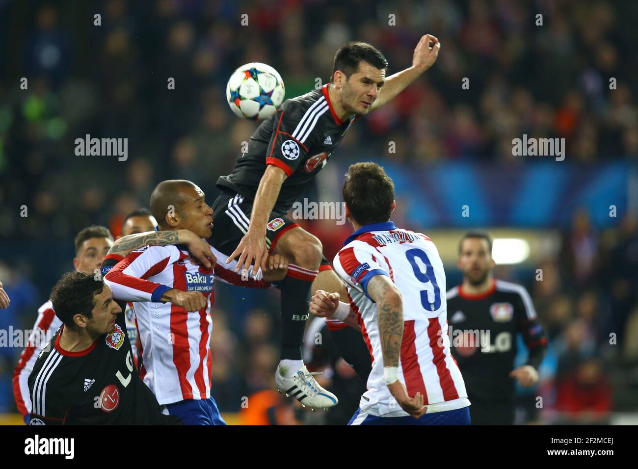 Emir Spahic di Bayer Leverkusen vince una testata sotto pressione di Mario Mandzukic e Miranda dell'Atletico de Madrid durante il round della UEFA Champions League del 16, seconda tappa, partita di calcio tra Atletico de Madrid e Bayer 04 Leverkusen il 17 marzo 2015 allo stadio Vicente Calderon di Madrid, Spagna. Photo Manuel Blondau / AOP Press / DPPI Foto Stock