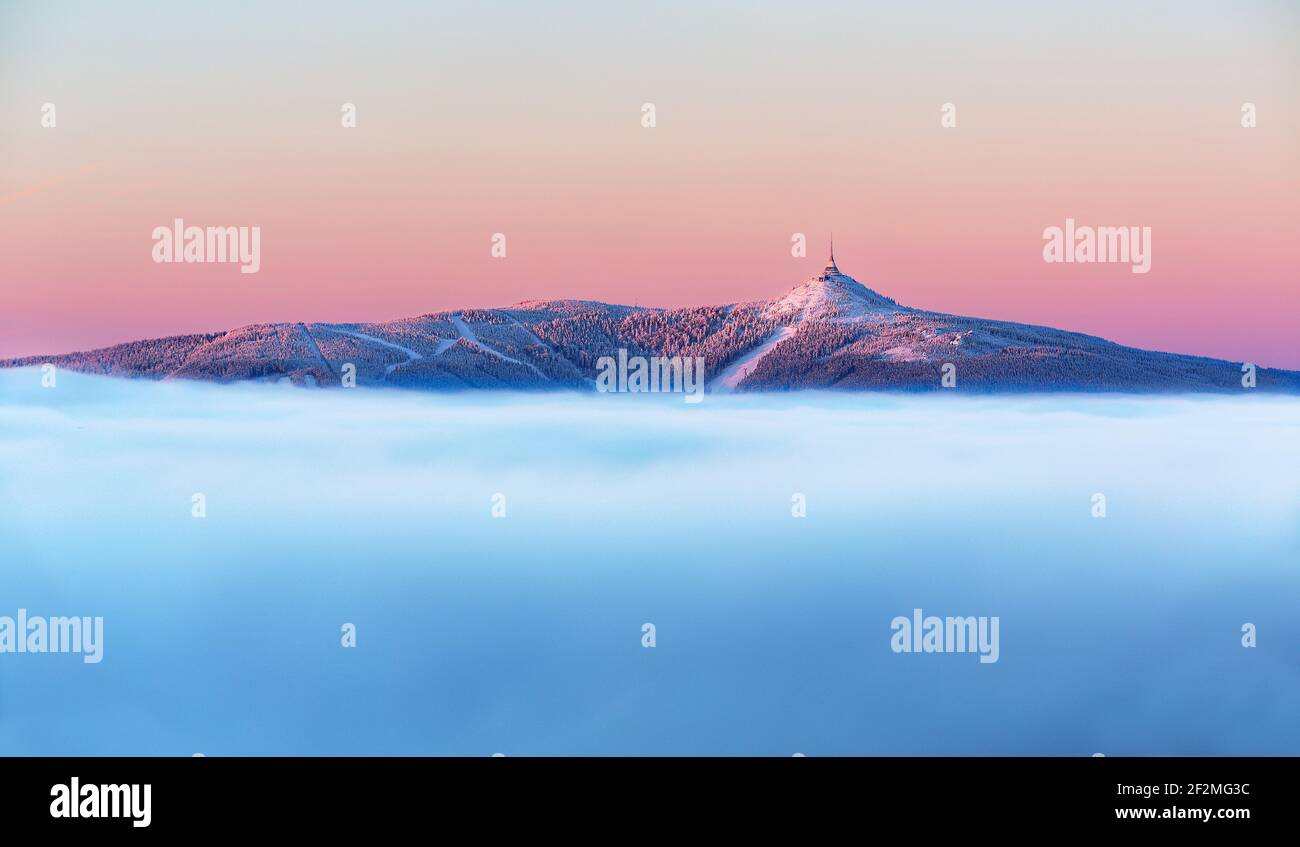 Alba e tramonto a Liberec con inversione, la migliore foto. Foto Stock