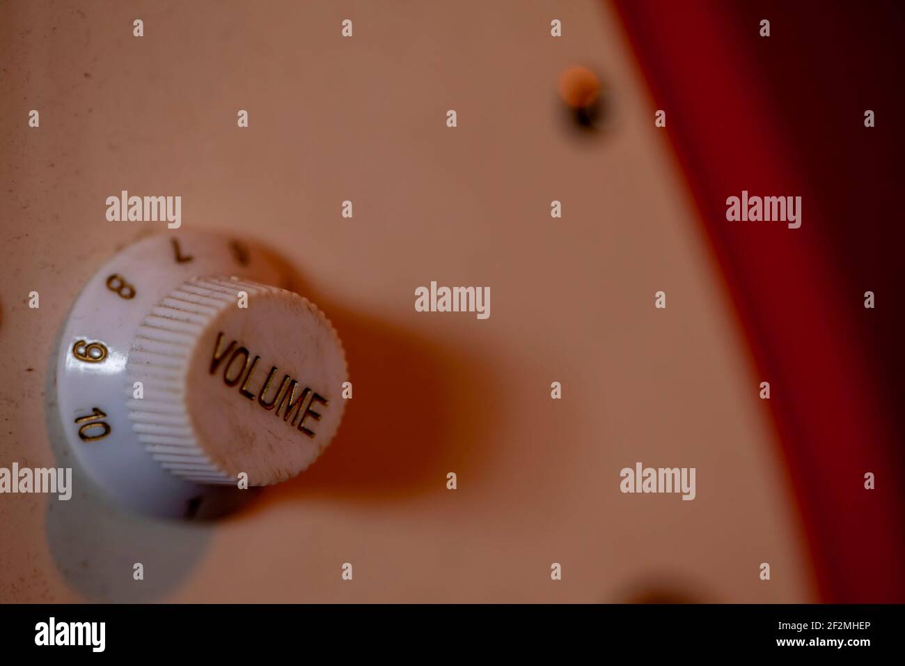 Manopola di regolazione del volume su una chitarra elettrica rossa.Shot con  bella messa a fuoco morbida negativo spazio.Volume Pot Foto stock - Alamy