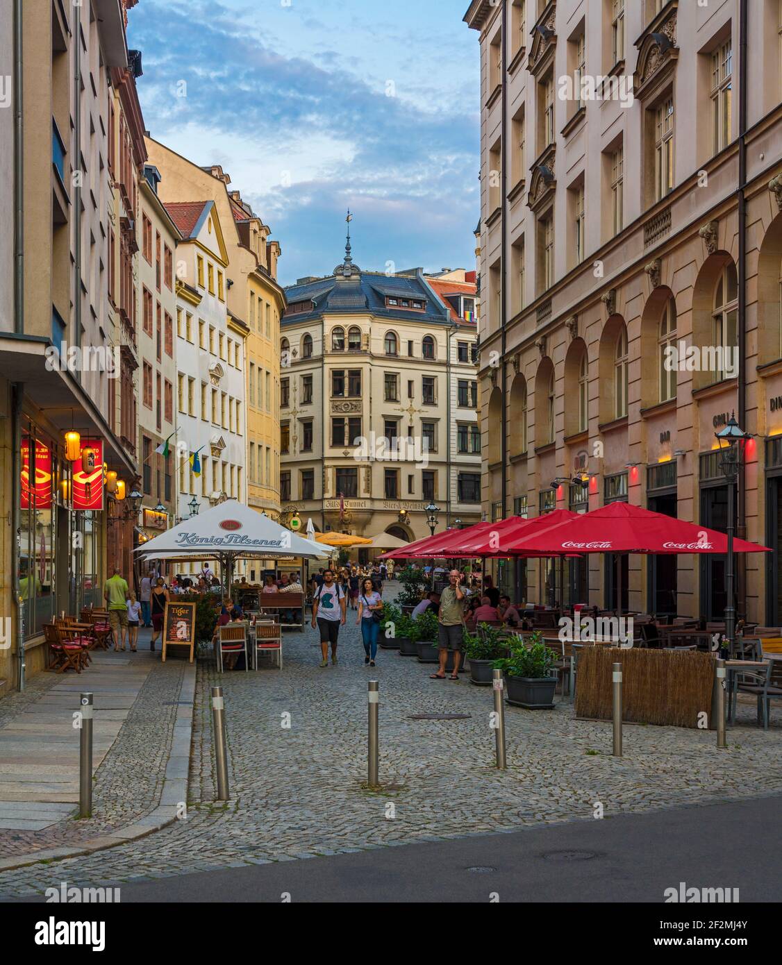 Vista attraverso Kleine Fleischergasse al ristorante Bier e vino Bar 'Zills Tunnel' Foto Stock