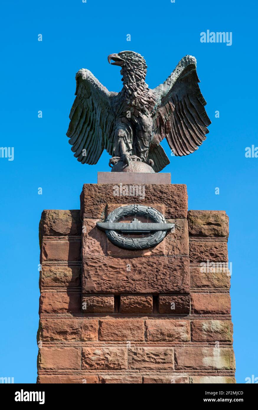 Il memoriale sottomarino Möltenort di Heikendorf, nei pressi di Kiel, è un memoriale appartenente al Volksbund Deutsche Kriegsgräberfürsorge per i soldati delle unità sottomarine tedesche morte nella prima e nella seconda guerra mondiale, nonché per tutte le vittime della guerra sottomarina. Inoltre, viene ricordato anche il pilota sottomarino Bundeswehr morto in servizio. Il monumento è un punto di riferimento di Heikendorf. Foto Stock