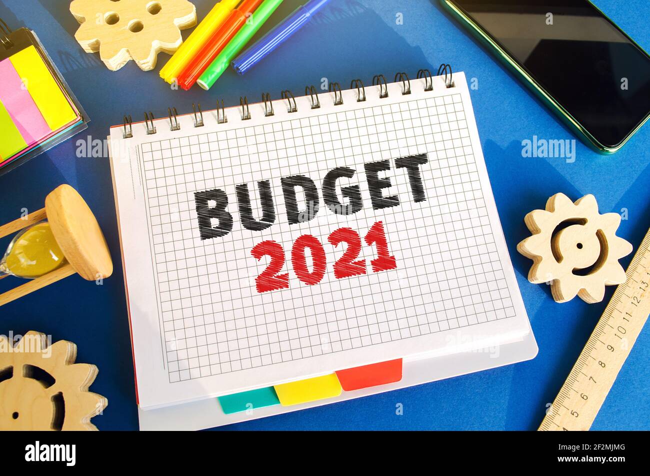 Taccuino con iscrizione Budget 2021. Accumulare denaro e pianificare un budget. Affari e finanza. Prestito, deposito, credito. Investimenti. Obiettivi, inco Foto Stock