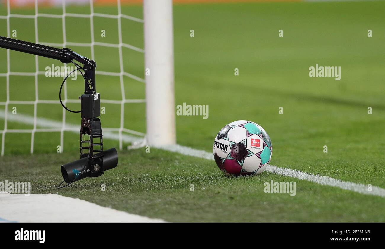 Augusta, Germania. 12 marzo 2021. Primo: 12.03.2021, Calcio: Calcio: 1. Bundesliga, stagione 2020/21 FC Augusta, Augusta FCA. VFL Borussia Monchengladbach, Borussia Monchengladbach, Gladbach Derbystar, Bundesliga, palla, Televisione, immagine simbolo, fotocamera credito: Marcel Engelbrecht/primo Sportphoto/pool | utilizzo nel mondo/dpa/Alamy Live News Foto Stock