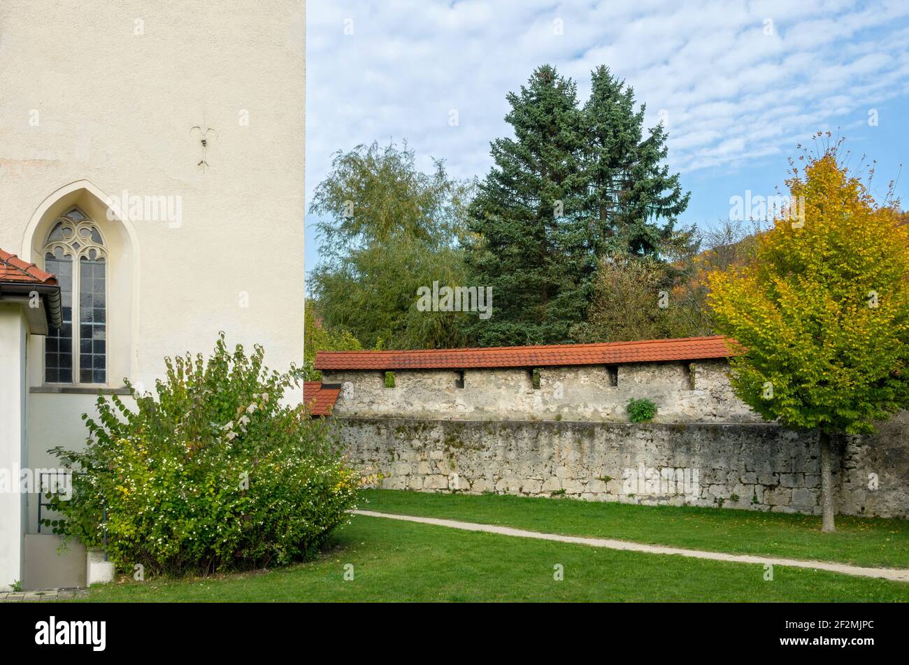 Germania, Baden-Württemberg, Lichtenstein - Unterhausen, Johanneskirche, ex chiesa fortificata. Parete difensiva sul lato est. Foto Stock Germania, Baden-Württemberg, Lichtenstein - Unterhausen, Johanneskirche, ex chiesa fortificata. Parete difensiva sul lato est. Foto Stock