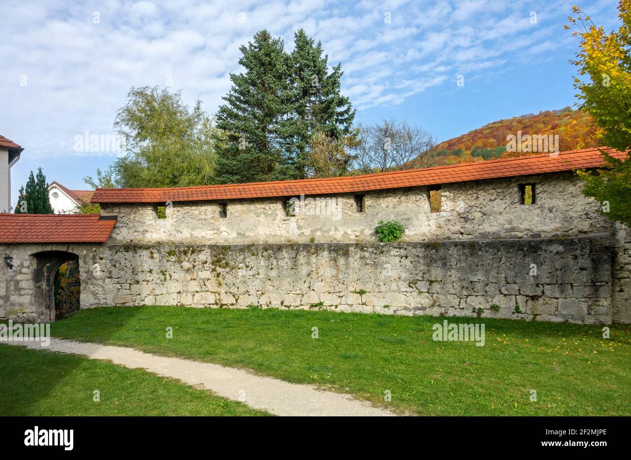 Germania, Baden-Württemberg, Lichtenstein - Unterhausen, Johanneskirche, ex chiesa fortificata. Parete difensiva sul lato est. Foto Stock Germania, Baden-Württemberg, Lichtenstein - Unterhausen, Johanneskirche, ex chiesa fortificata. Parete difensiva sul lato est. Foto Stock