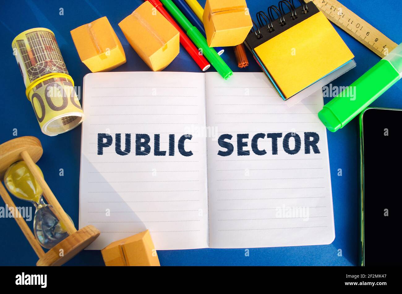 Taccuino con iscrizione settore pubblico. Imprese, organizzazioni e istituzioni possedute e gestite da enti statali. Concetto aziendale. Soldi, ora Foto Stock