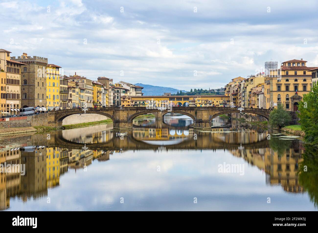 Italia, Toscana, Firenze, il 'Ponte Santa Trinita' conduce sull'Arno di Firenze. Il ponte rinascimentale è considerato uno dei più belli d'Italia ed è il più antico ponte ad arco a cesto del mondo. Il ponte è lungo 100 m e largo 11.5 m. Foto Stock