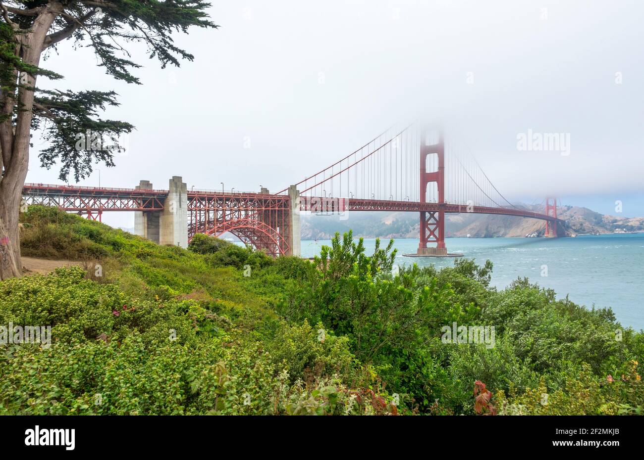 Stati Uniti, California, San Francisco County, Golden Gate Bridge, pilone meridionale, nebbia Foto Stock