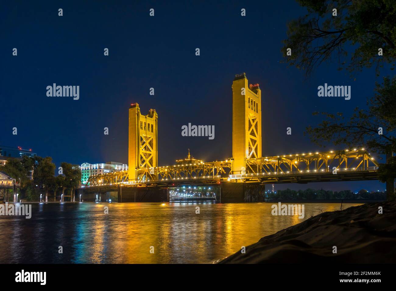 USA, California, Sacramento, Tower Bridge, fiume Sacramento, di notte Foto Stock