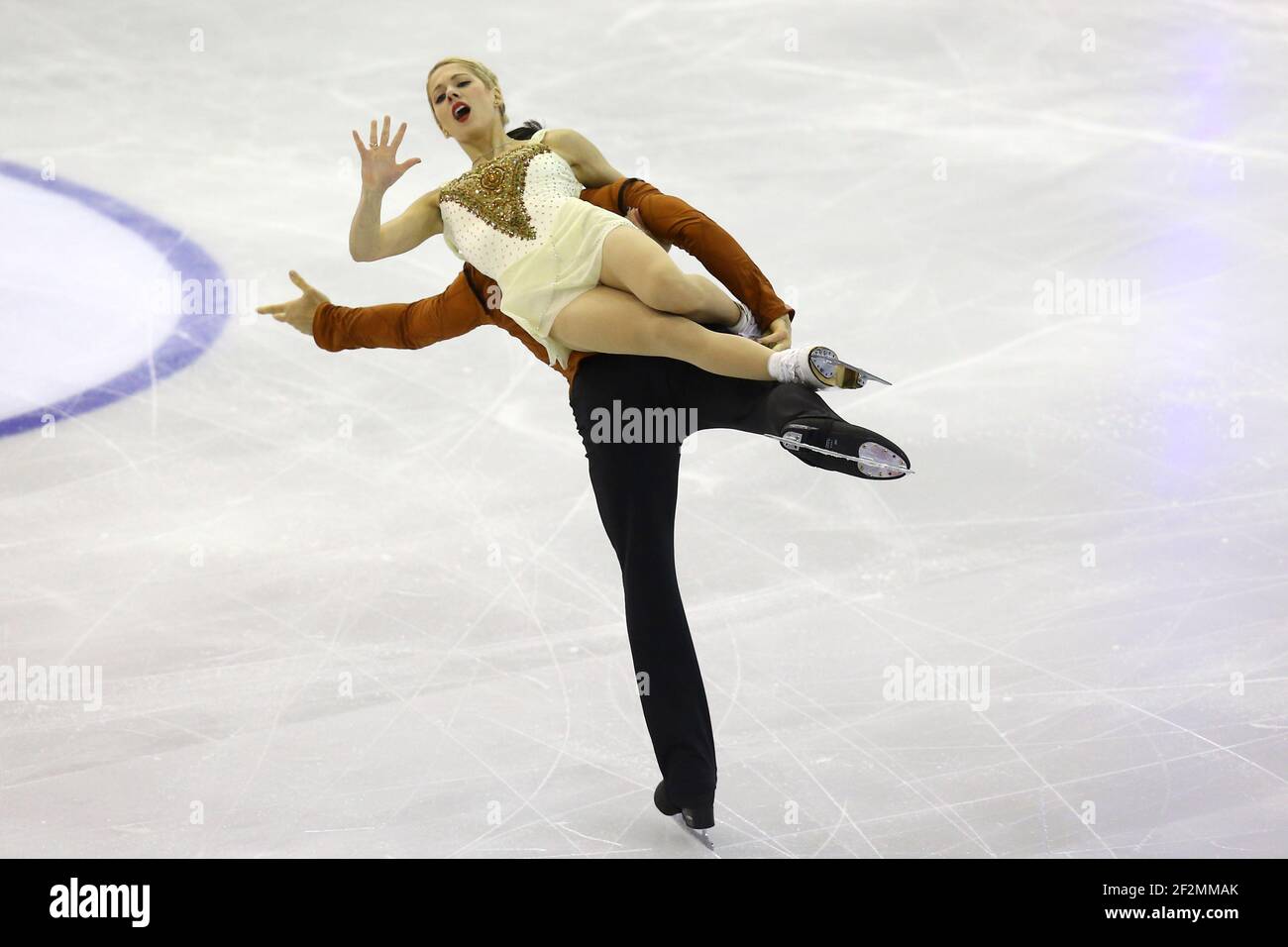 Alexa Scimeca e Chris Knierim degli Stati Uniti si sfidano durante il programma di paia gratuita alla finale del Gran Premio di pattinaggio di figura ISU 2015-2016, al Centro Congressi di Barcellona, a Barcellona, in Spagna, il 11 dicembre 2015.Foto: Manuel Blondau/AOP.Press/DPPI Foto Stock