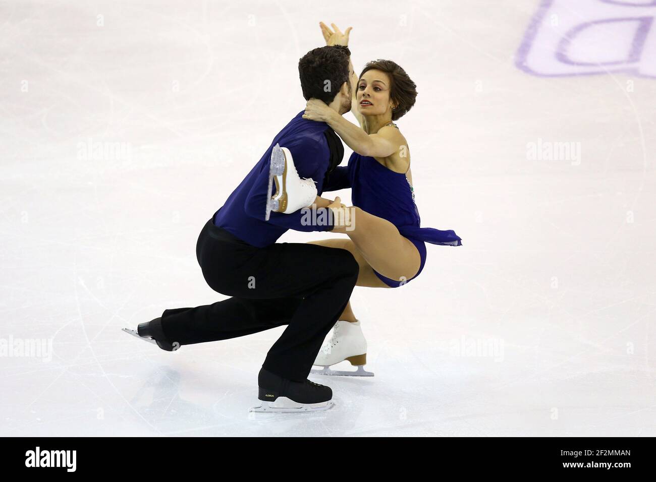 Meagan Duhamel e Eric Radford del Canada si contendono durante il programma gratuito di coppie alla finale del Gran Premio di pattinaggio di figura ISU 2015-2016, al Centro Congressi di Barcellona, a Barcellona, in Spagna, il 11 dicembre 2015.Foto: Manuel Blondau/AOP.Press/DPPI Foto Stock