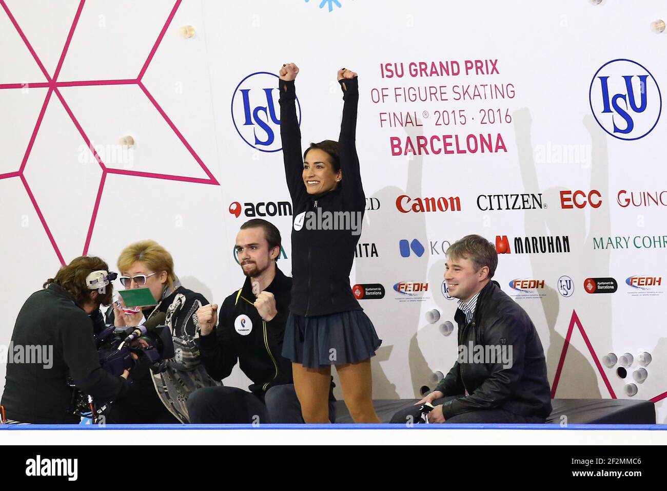 Ksenia Stolbova e Fedor Klimov della Russia festeggiano con i loro allenatori Nina Moder (L) e Vladislav Zhovnirski (R) al termine del programma gratuito Pairs alla finale del Gran Premio di pattinaggio ISU 2015-2016, presso il Centro Congressi di Barcellona, in Spagna, il 11 dicembre 2015.Foto: Manuel Blondau/AOP.Press/DPPI Foto Stock