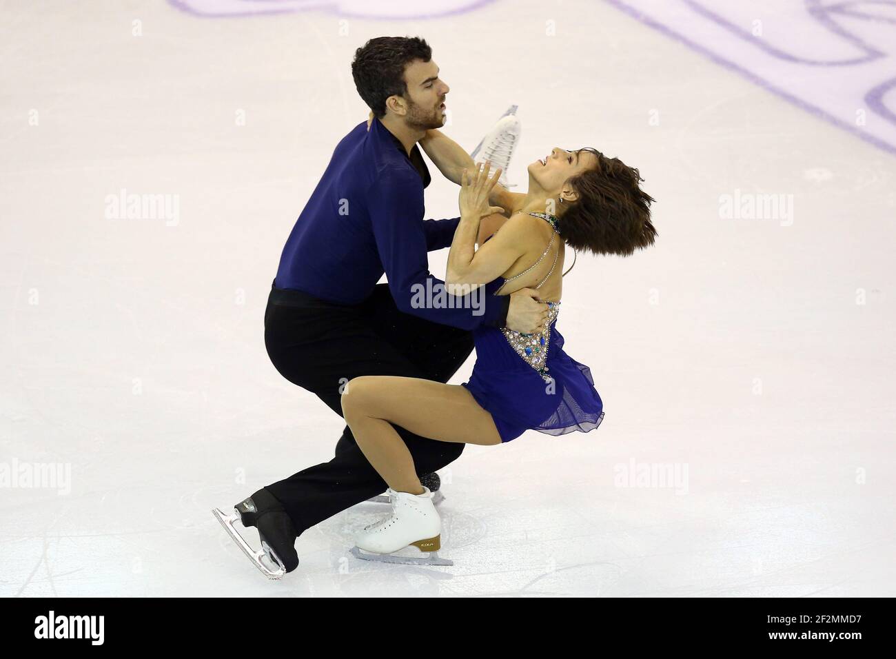 Meagan Duhamel e Eric Radford del Canada si contendono durante il programma gratuito di coppie alla finale del Gran Premio di pattinaggio di figura ISU 2015-2016, al Centro Congressi di Barcellona, a Barcellona, in Spagna, il 11 dicembre 2015.Foto: Manuel Blondau/AOP.Press/DPPI Foto Stock