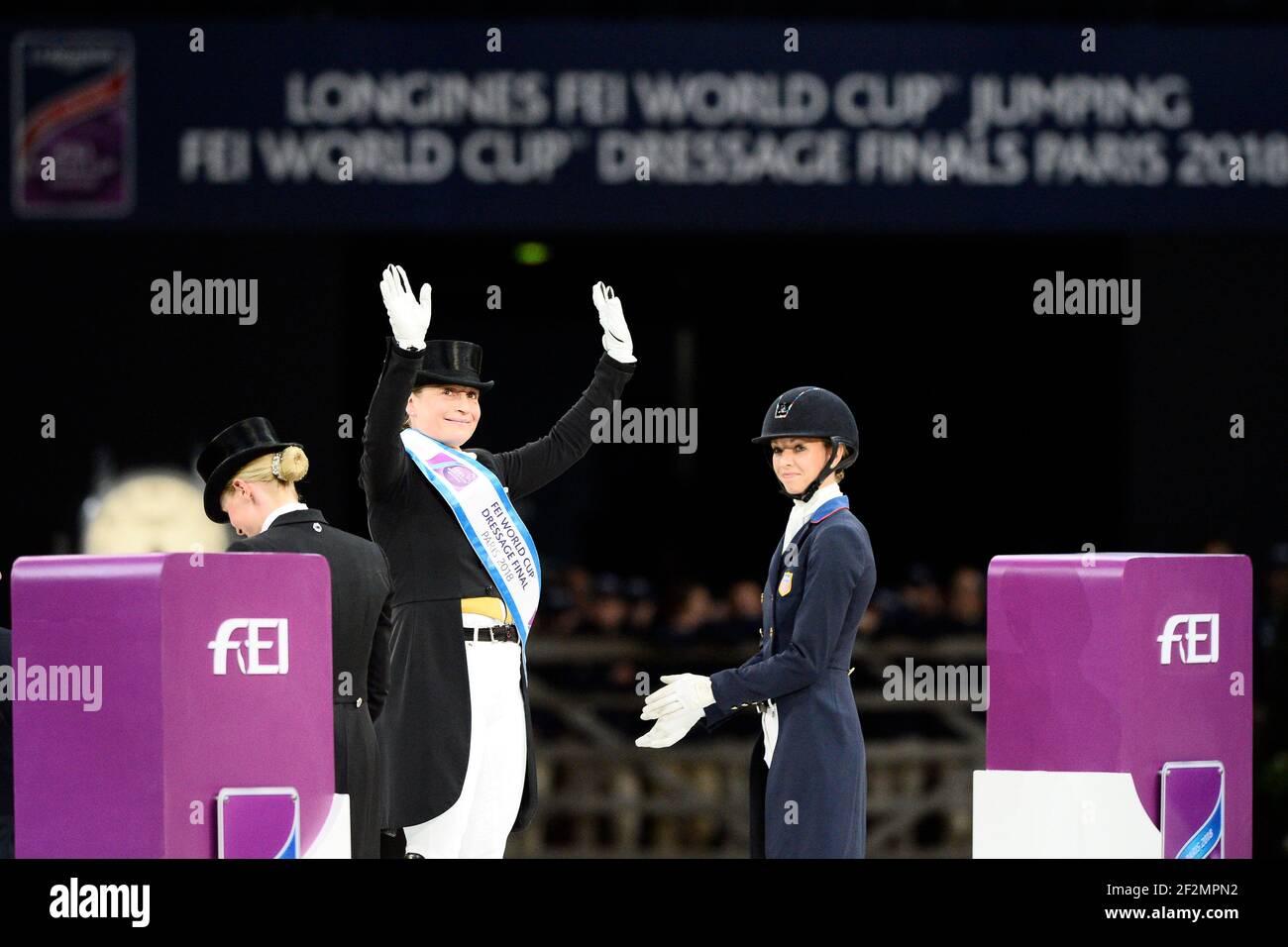 Isabell WERTH (GER) equitazione WEIHEGOLD VECCHIO, campione del mondo, secondo posto : Laura GRAVES (USA) equitazione VERDADES, terzo posto: Jessica VON BREDOW-WERNDL (GER) a cavallo dell'UNEE BB durante le finali della Coppa del mondo FEI all'Accor Hotel Arena - Avril 11-15, il 14 aprile 2018, a Parigi, Francia - Foto Christophe Bricot / DPPI Foto Stock