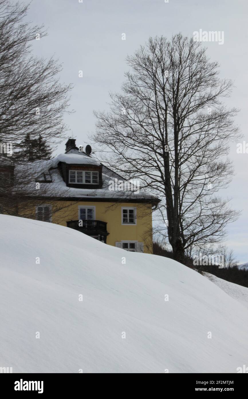 Escursione invernale a Elmau, misteriosa casa gialla in un paesaggio invernale innevato. Europa, Germania, Baviera, alta Baviera, Werdenfelser Land, Krün Foto Stock