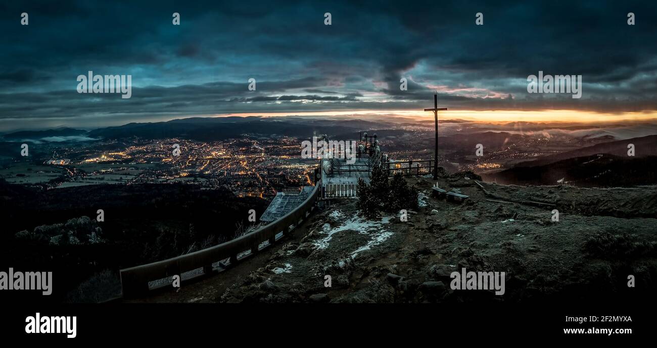 Alba e tramonto a Liberec con inversione, la migliore foto. Foto Stock