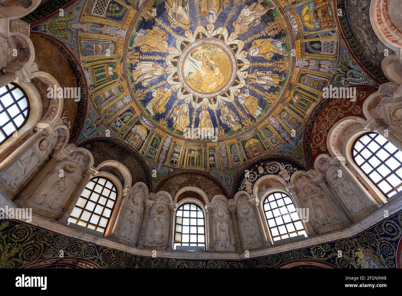 Il mosaico del soffitto del Battistero di Neon, Ravenna, Emilia-Romagna, Italia Foto Stock