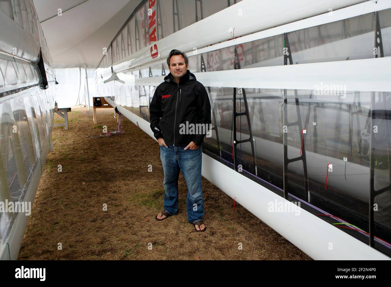 CClass World 2010 - LITTLE AMERICA'S CUP - INTERNATIONAL CATAMARAN CHAMPIONSHIPS - NEWPORT (USA) - 22-28/08/2010 - PHOTO : CHRISTOPHE LAUNAY / DPPI preparazione del catamarano cClass - NEW YORK YACHT CLUB - Juan Kouyoumdjian Foto Stock