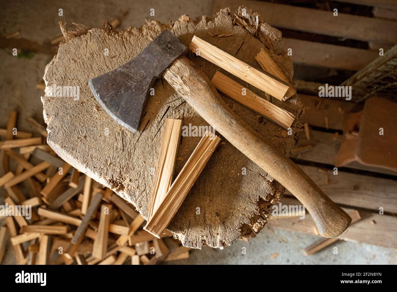 Blocco di taglio con ascia e legno spaccato Foto stock - Alamy