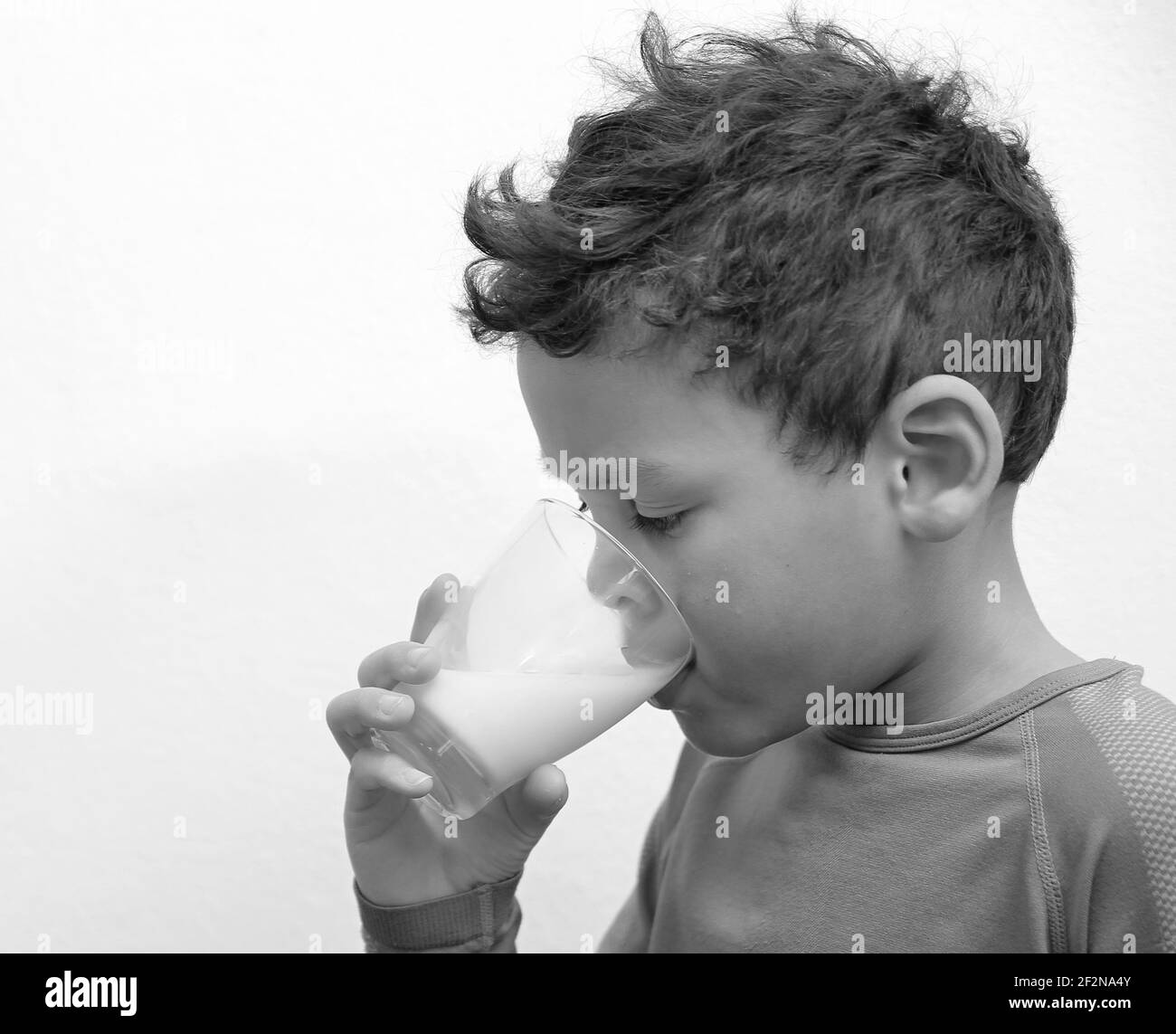 ragazzo che beve latte per la colazione su sfondo bianco stock foto Foto Stock