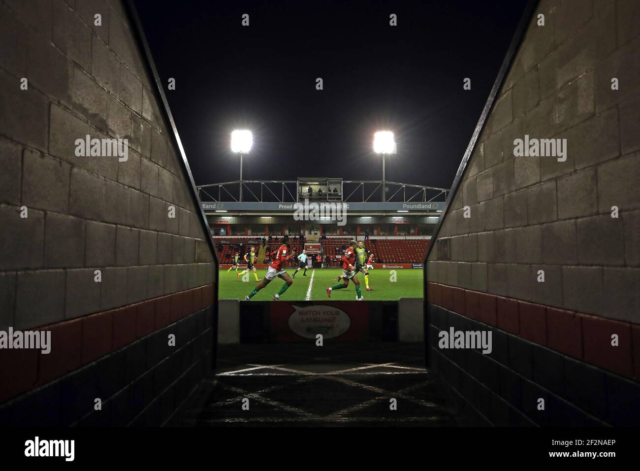 Vista generale dell'azione dall'interno di uno stadio vuoto durante la partita Sky Bet League Two al Banks's Stadium, Walsall. Data immagine: Venerdì 12 marzo 2021. Foto Stock