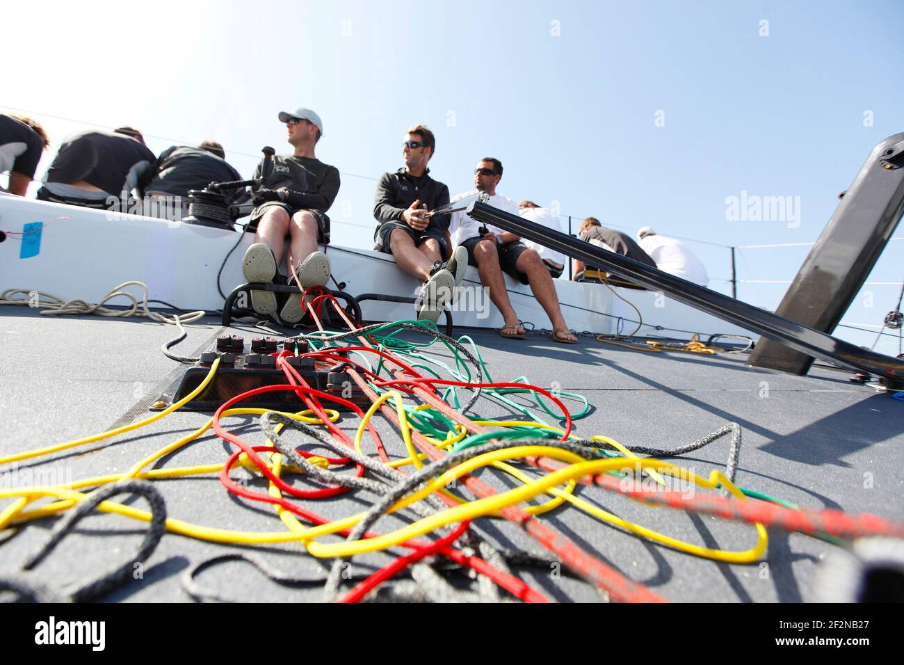 VELA - TP52 RAN IV - PALMA DE MALLORCA (ESP) - 10/04/2011 - FOTO : CHRISTOPHE LAUNAY / DPPIPreparazione della TP 52 RAN IV prima di lei una prima vela di prova a Palma de Mallorca, Spagna. Il TP52 2011 progettato da Judel/Vrolijk e costruito a Green Marine a Lymington, Regno Unito. Foto Stock