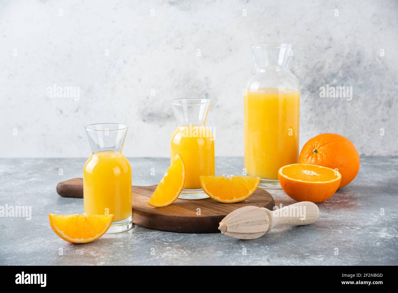 Caraffe di vetro di succo con fetta di frutta arancione Foto Stock