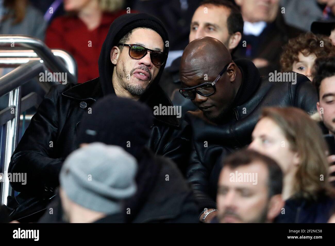 Il cantante francese Joey Starr parla durante la partita di calcio del Campionato Francese Ligue 1 tra Parigi Saint-Germain e l'Olympique Lyonnais il 19 marzo 2017 allo stadio Parc des Princes di Parigi, Francia - Foto Benjamin Cremel / DPPI Foto Stock