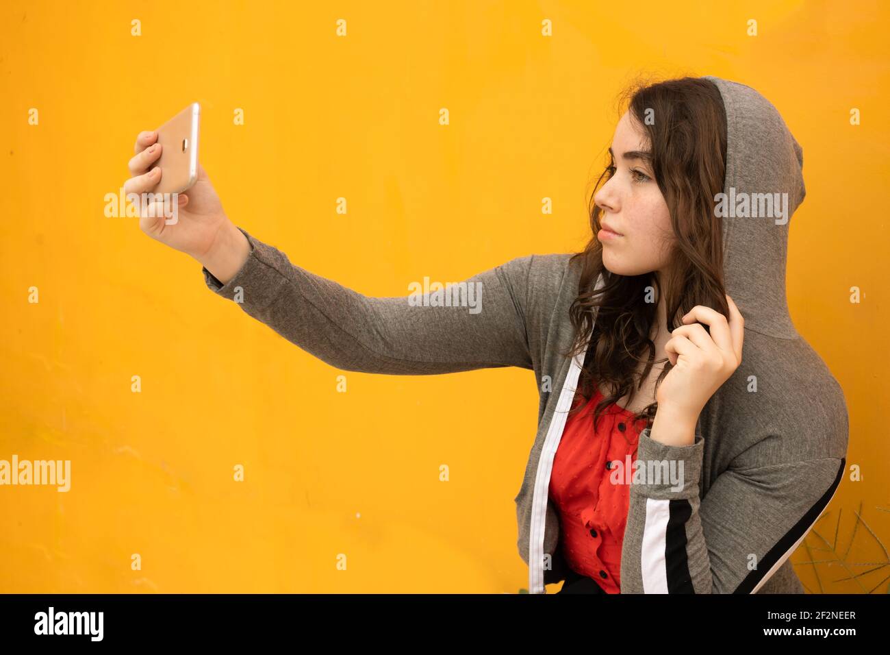 Latina Teen Donna prendendo un selfie. Concetto di socialmedia. Foto Stock