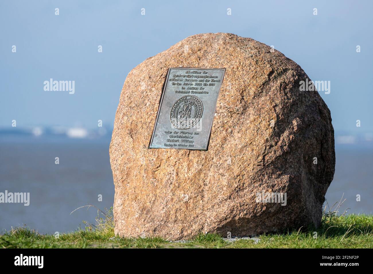 Germania, Frisia orientale, Krummhörn, lapide commemorativa sul Knock, rinforzo della dyke 2008-2015 Foto Stock