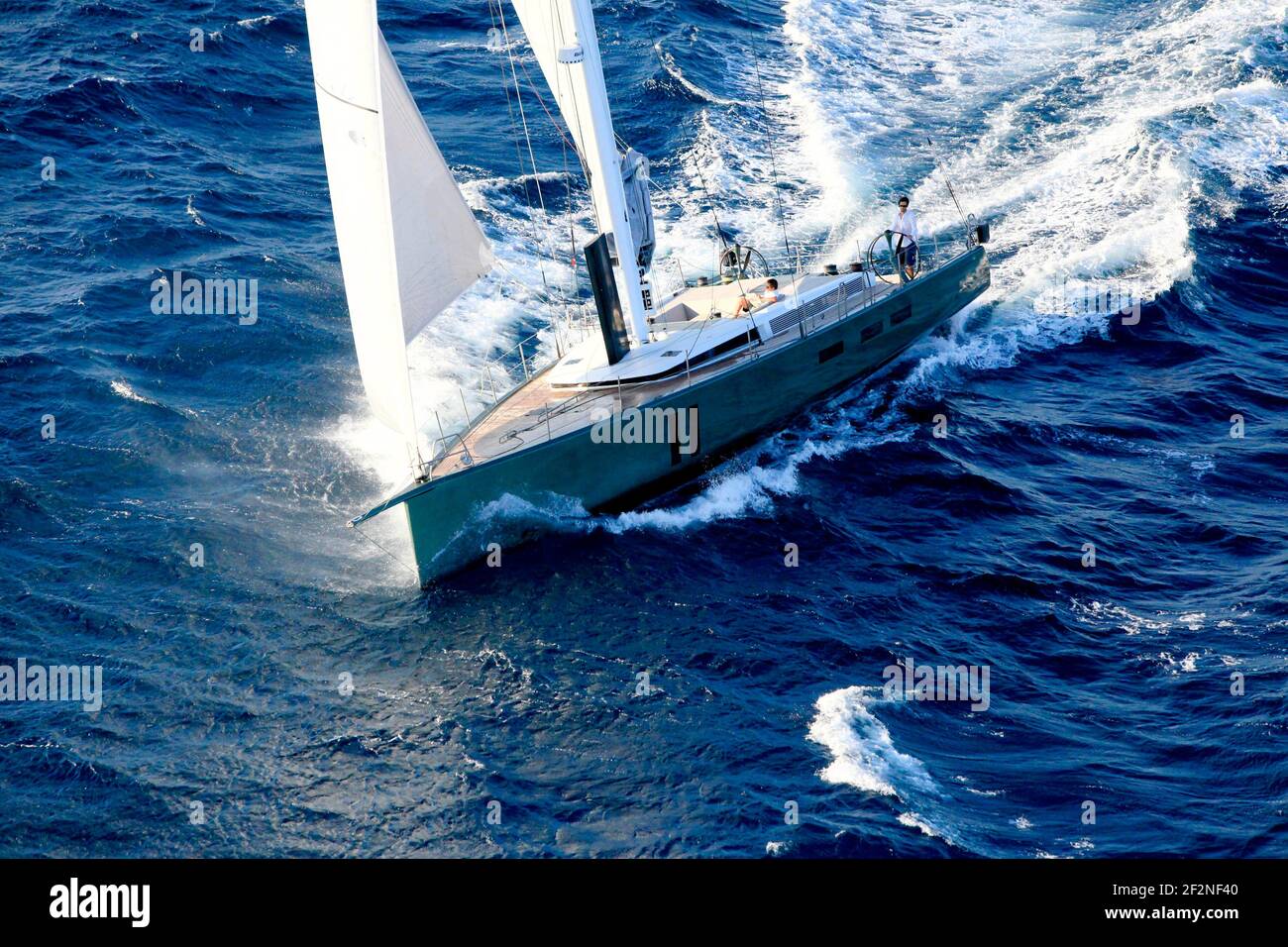VELA - SHAMLOR - Nacira 67 Designed by Axel de Beaufort - PORTO ROTONDO / SARDINIA - 30/07/2012 - PHOTO CHRISTOPHE LAUNAY / DPPI - il risultato è un'ampia forma di scafo di progettazione dotata di chiglia a cannone, sistema di direzione a doppio timone e albero rotante alto 30 m. Foto Stock