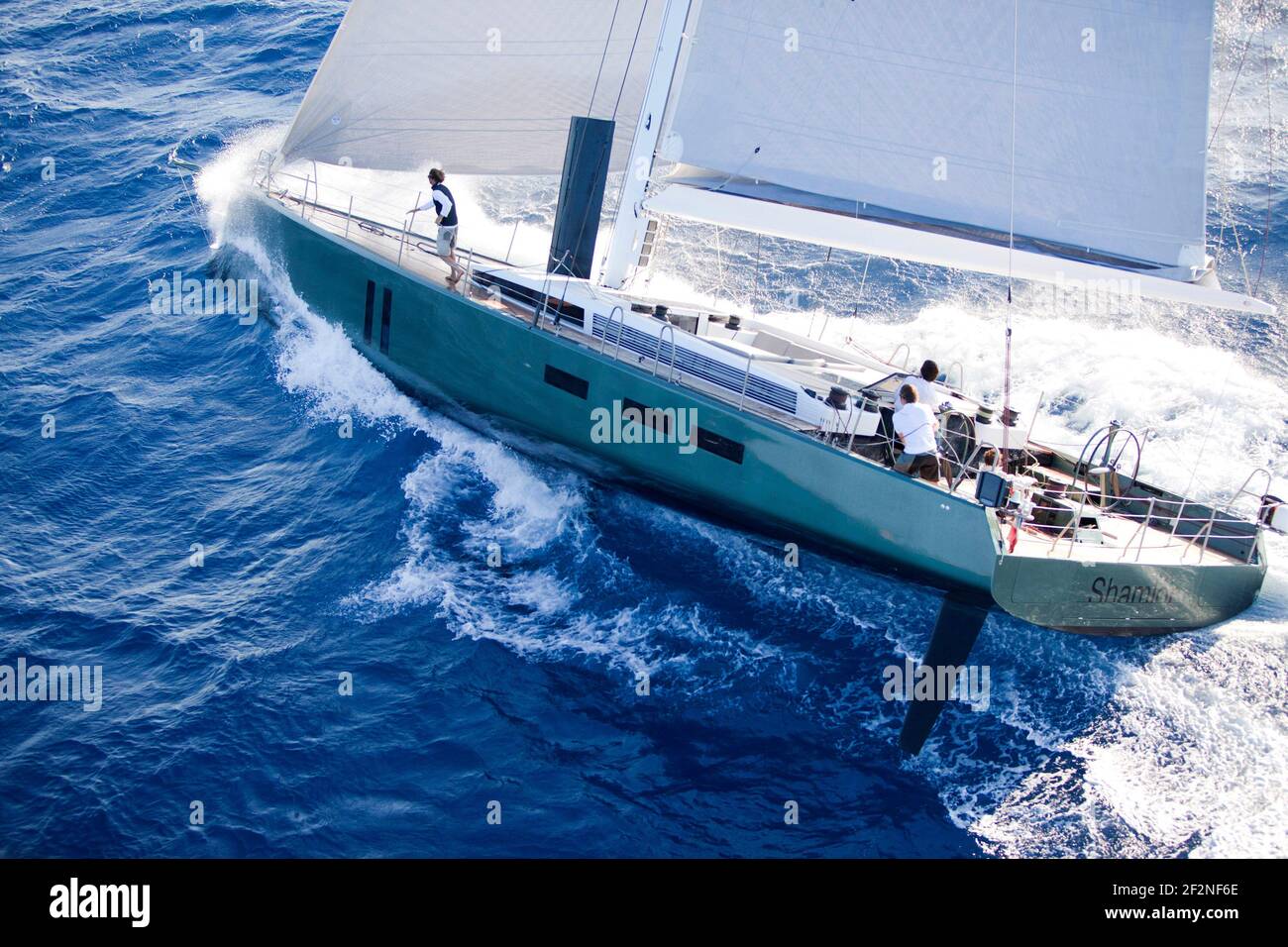 VELA - SHAMLOR - Nacira 67 Designed by Axel de Beaufort - PORTO ROTONDO / SARDINIA - 30/07/2012 - PHOTO CHRISTOPHE LAUNAY / DPPI - il risultato è un'ampia forma di scafo di progettazione dotata di chiglia a cannone, sistema di direzione a doppio timone e albero rotante alto 30 m. Foto Stock