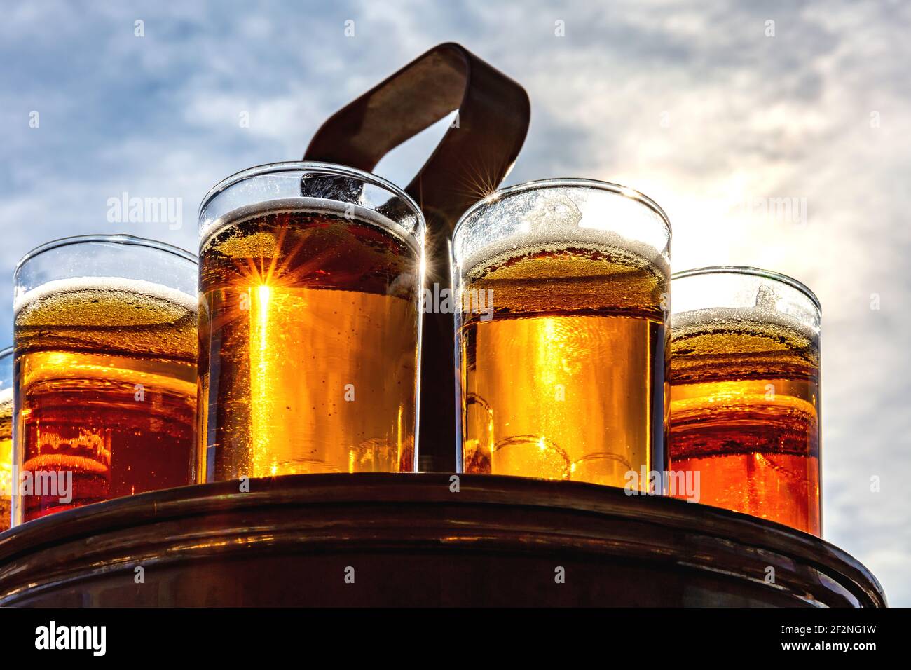 Koelsch - una birra di specialità di Colonia in un tipico vassoio nella birreria all'aperto Foto Stock