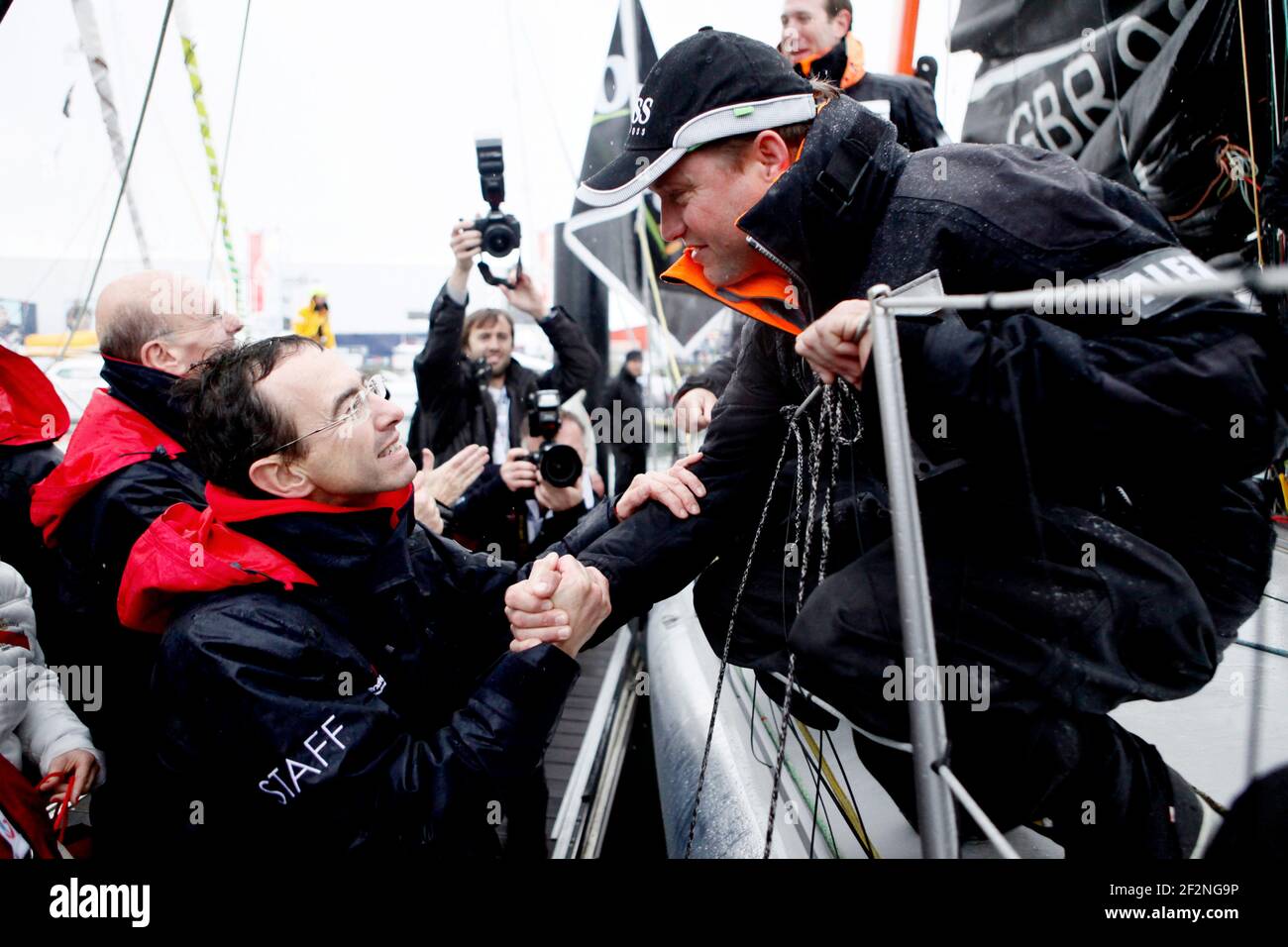 VELA - INIZIO VENDEE GLOBE 2012-2013 - LES SABLES D'OLONNE (FRA) - 10/11/2012 - PHOTO CHRISTOPHE LAUNAY / DPPI - HUGO BOSS/SKIPPER ALEX THOMSON (GBR) CON BRUNO RETAILLEAU / PRESIDENTE SAEM VENDEE Foto Stock